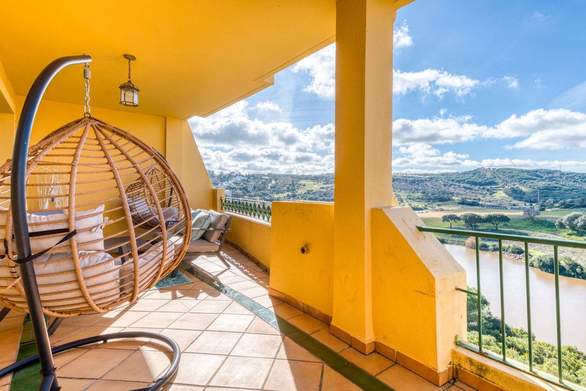 Se vende Apartamento Planta Media de 2 dormitorios en Costa Del Sol, Cadiz, España