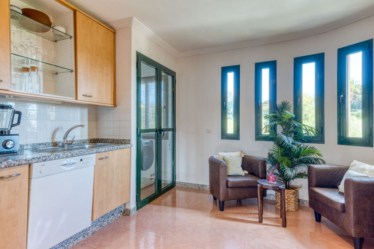 Se vende Apartamento Planta Media de 2 dormitorios en Costa Del Sol, Cadiz, España