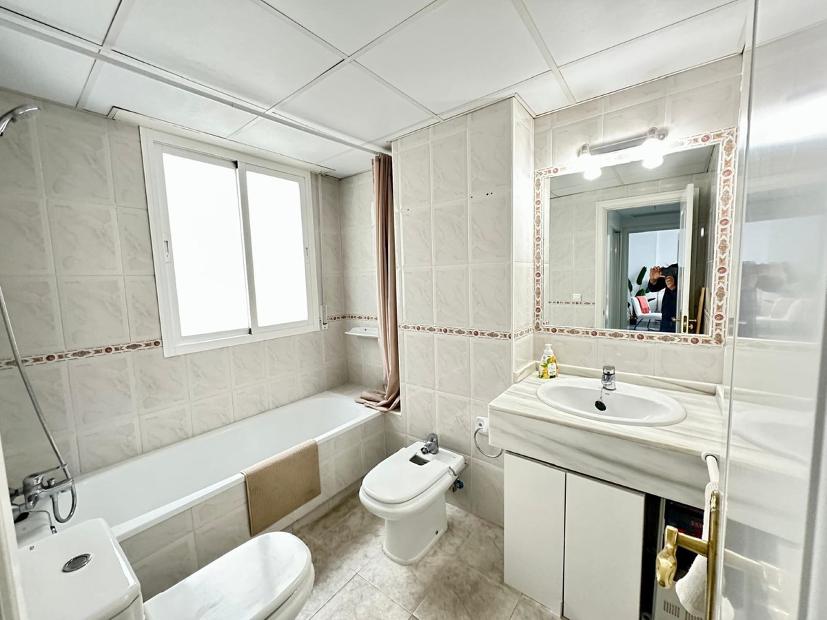Se vende Apartamento Planta Media de 2 dormitorios en Costa Del Sol, Málaga, España