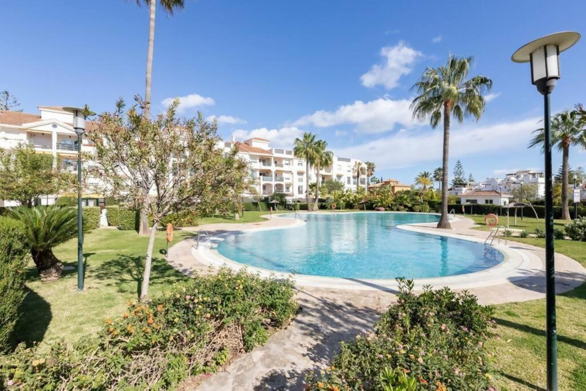 Se vende Apartamento Planta Media de 2 dormitorios en Costa Del Sol, Málaga, España