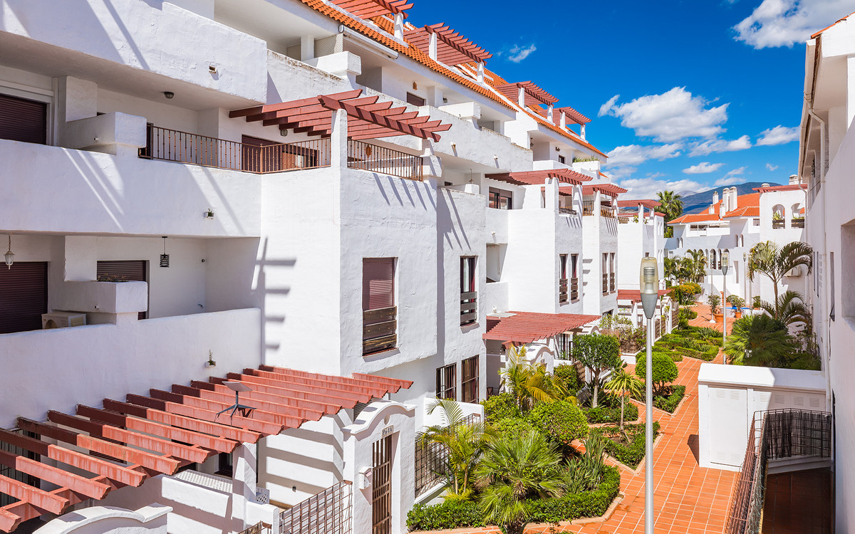 3 Bed Apartment for sale in Nueva Andalucía Costa Del Sol, Málaga, Spain