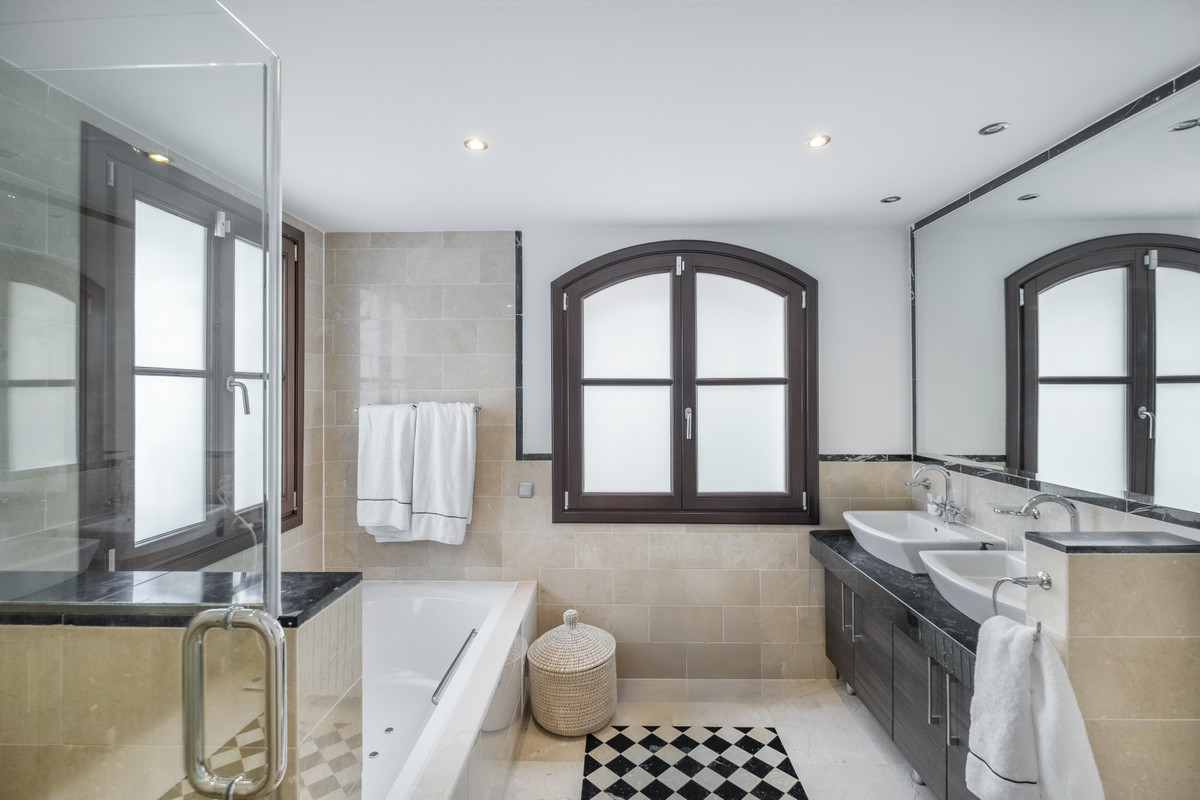 Se vende Villa - Chalet de 6 dormitorios en Costa Del Sol, Málaga, España