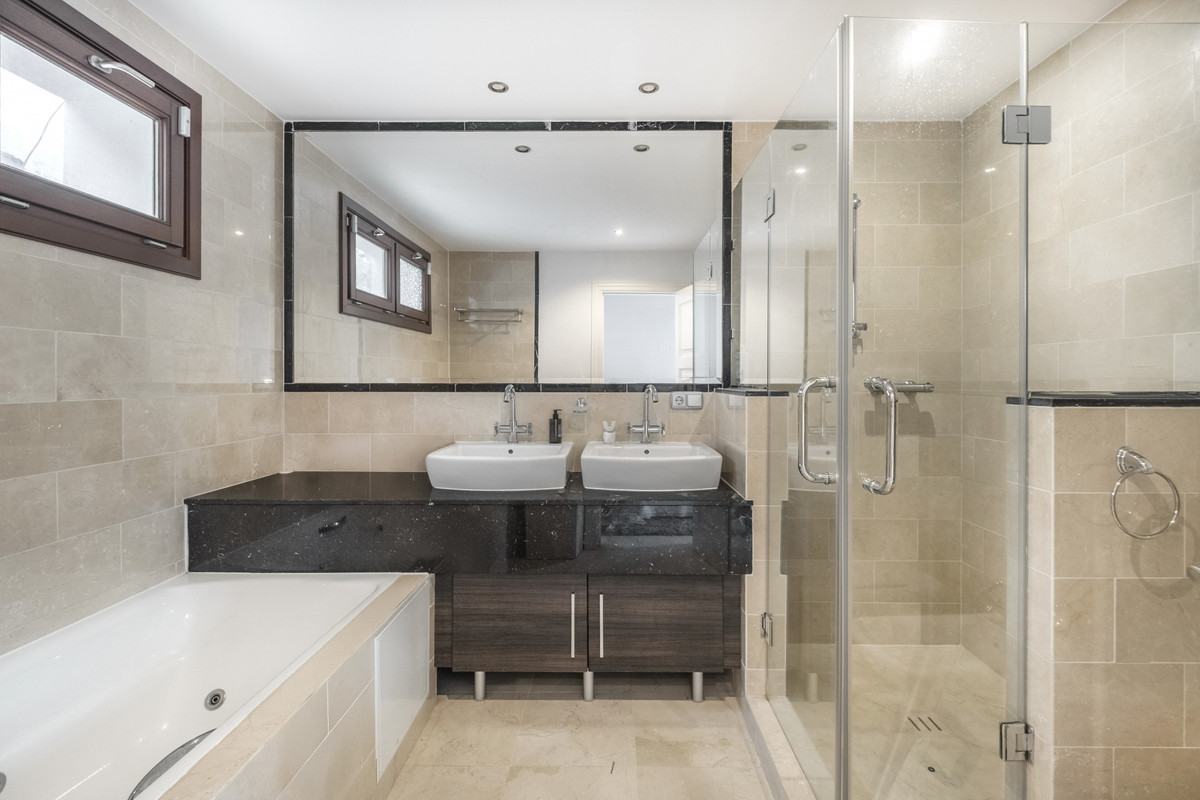 Se vende Villa - Chalet de 6 dormitorios en Costa Del Sol, Málaga, España