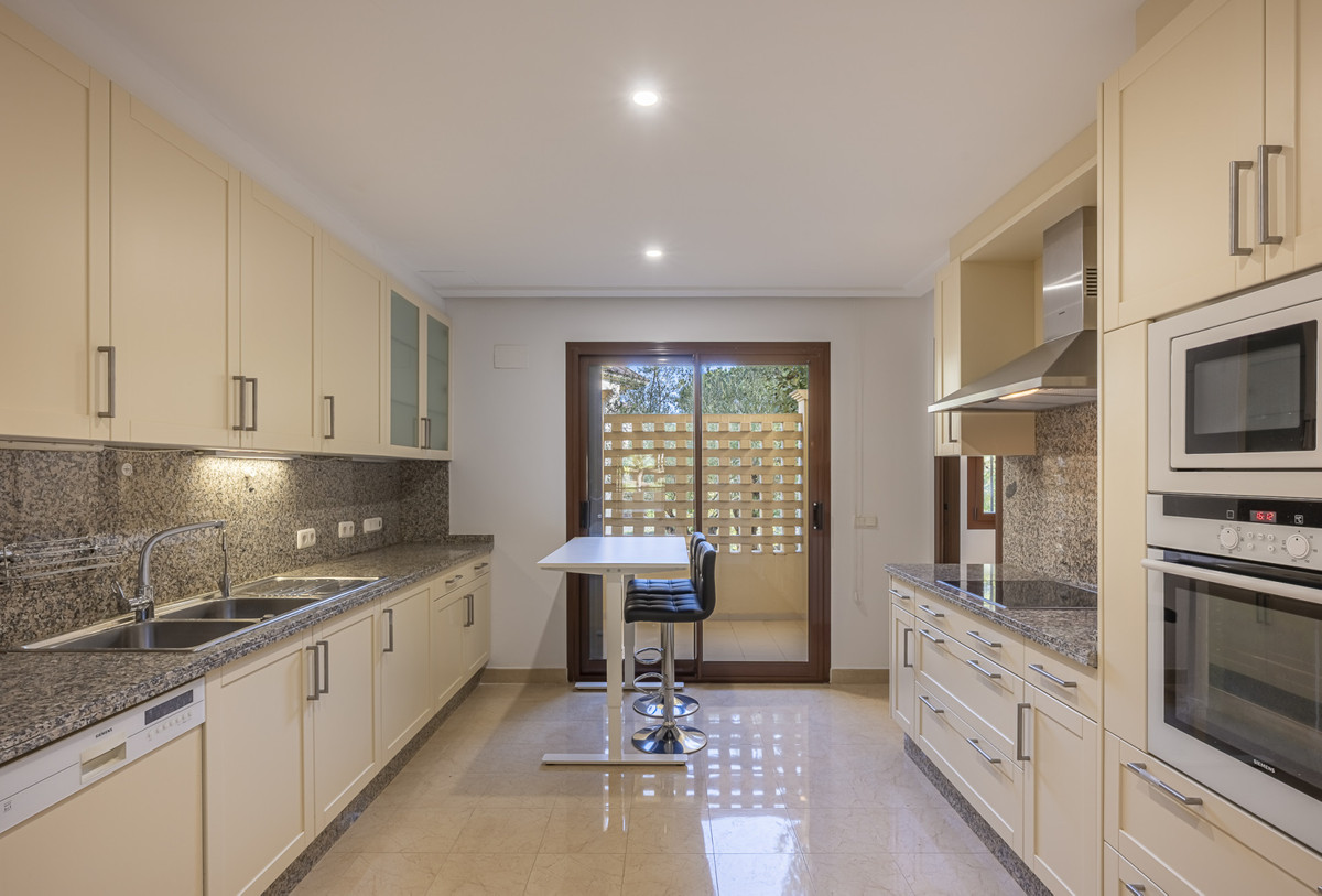 Se vende Apartamento Planta Baja de 2 dormitorios en Costa Del Sol, Cadiz, España