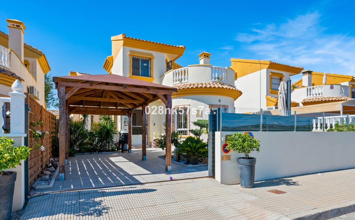 3 Bed Townhouse for sale in Urbanización El Raso Costa Blanca, Alicante, Spain