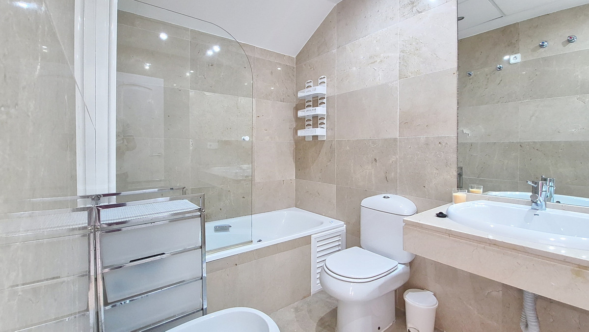 3 Bed Apartment for sale in La Duquesa Costa Del Sol, Málaga, Spain