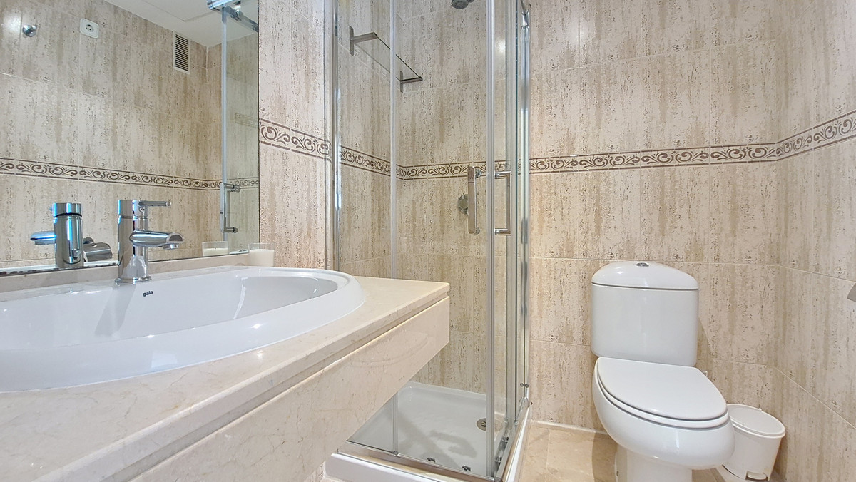 3 Bed Apartment for sale in La Duquesa Costa Del Sol, Málaga, Spain