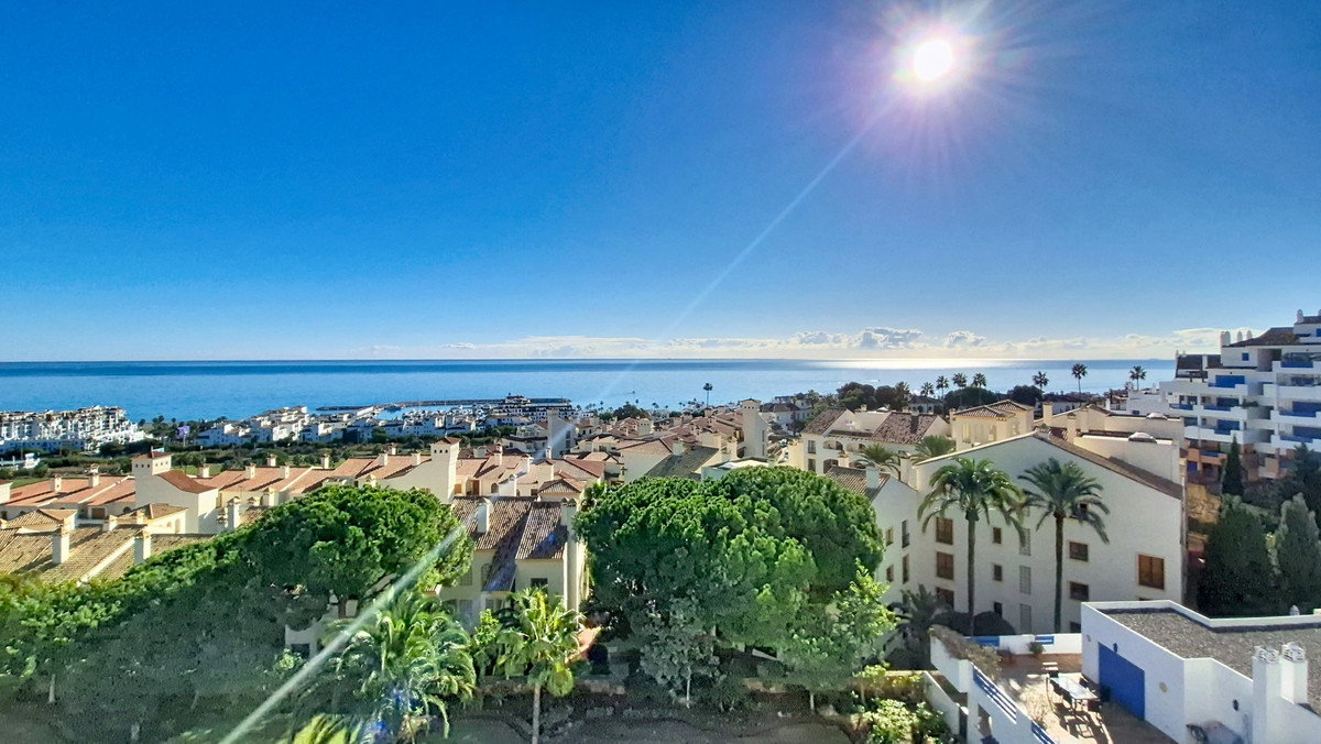 3 Bed Apartment for sale in La Duquesa Costa Del Sol, Málaga, Spain