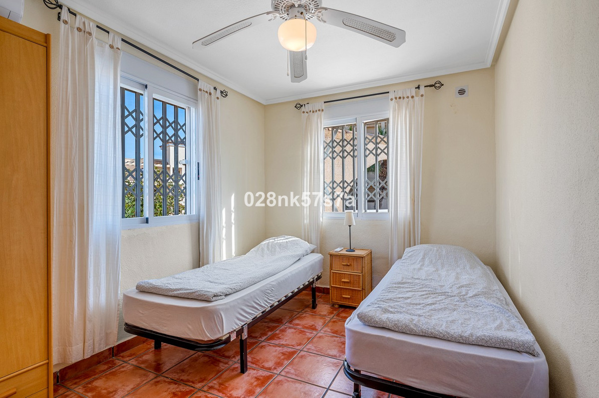 Se vende Villa - Chalet de 4 dormitorios en Costa Blanca, Alicante, España