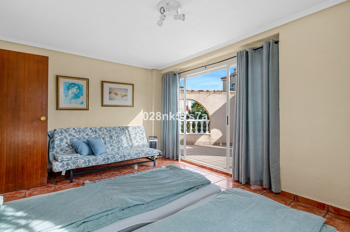 Se vende Villa - Chalet de 4 dormitorios en Costa Blanca, Alicante, España