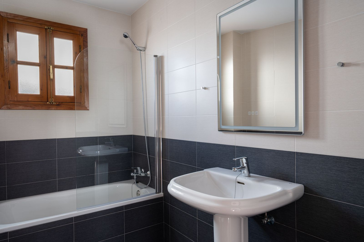 5 Bed Townhouse for sale in Estepona Costa Del Sol, Málaga, Spain