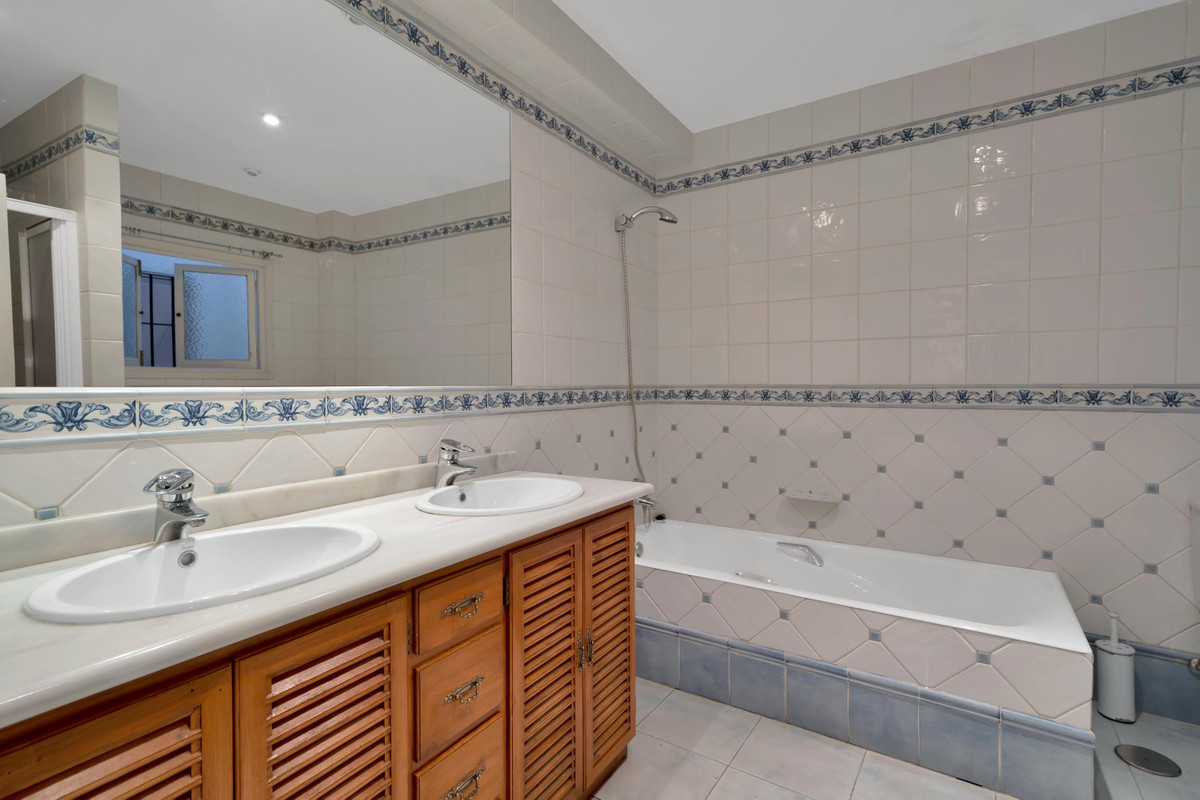 3 Bed Apartment for sale in Marbella Costa Del Sol, Málaga, Spain