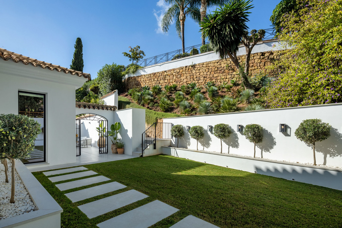 5 Bed Townhouse for sale in Benahavís Costa Del Sol, Málaga, Spain