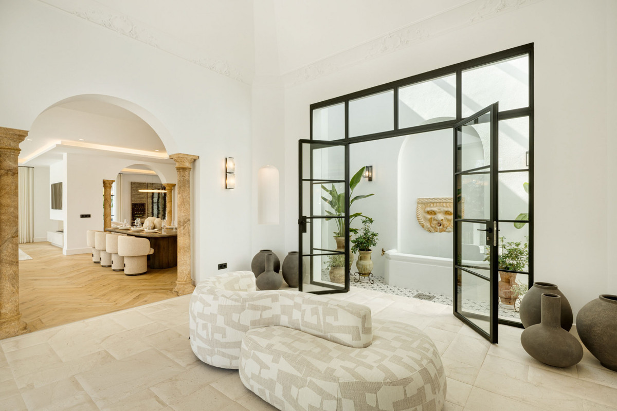 5 Bed Townhouse for sale in Benahavís Costa Del Sol, Málaga, Spain