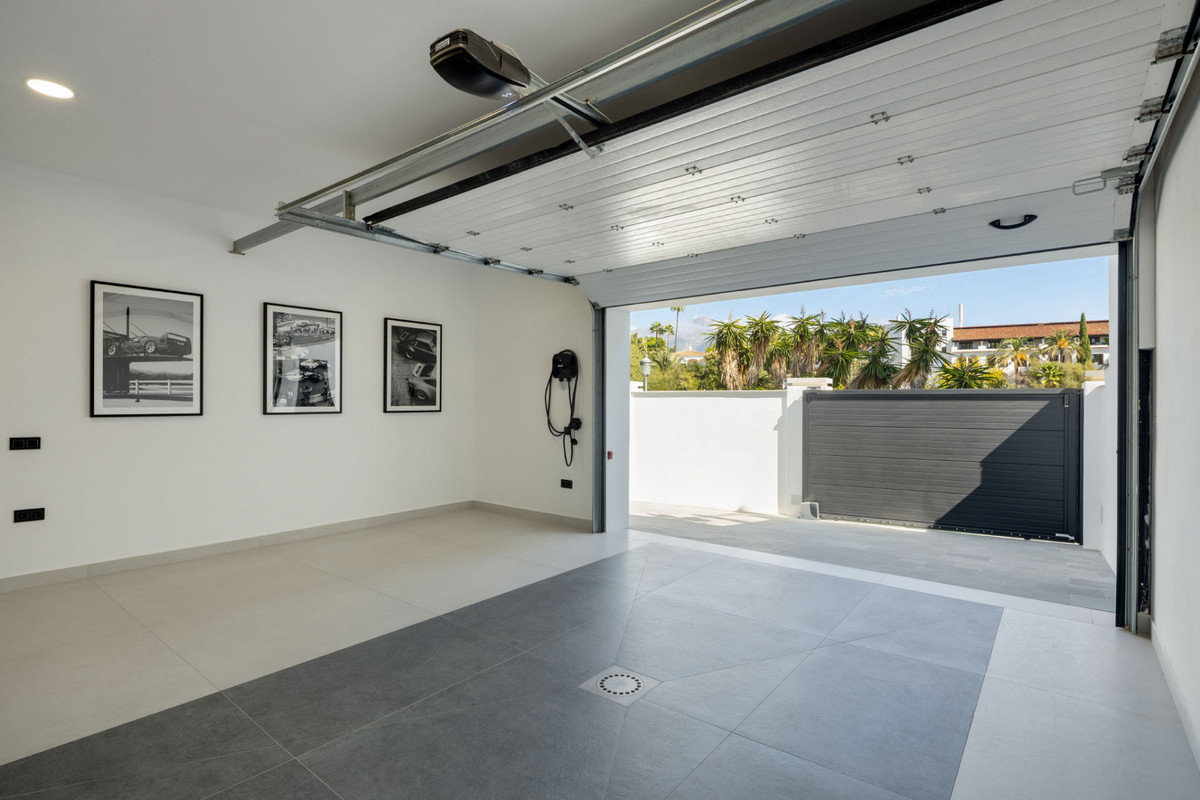 5 Bed Townhouse for sale in Benahavís Costa Del Sol, Málaga, Spain