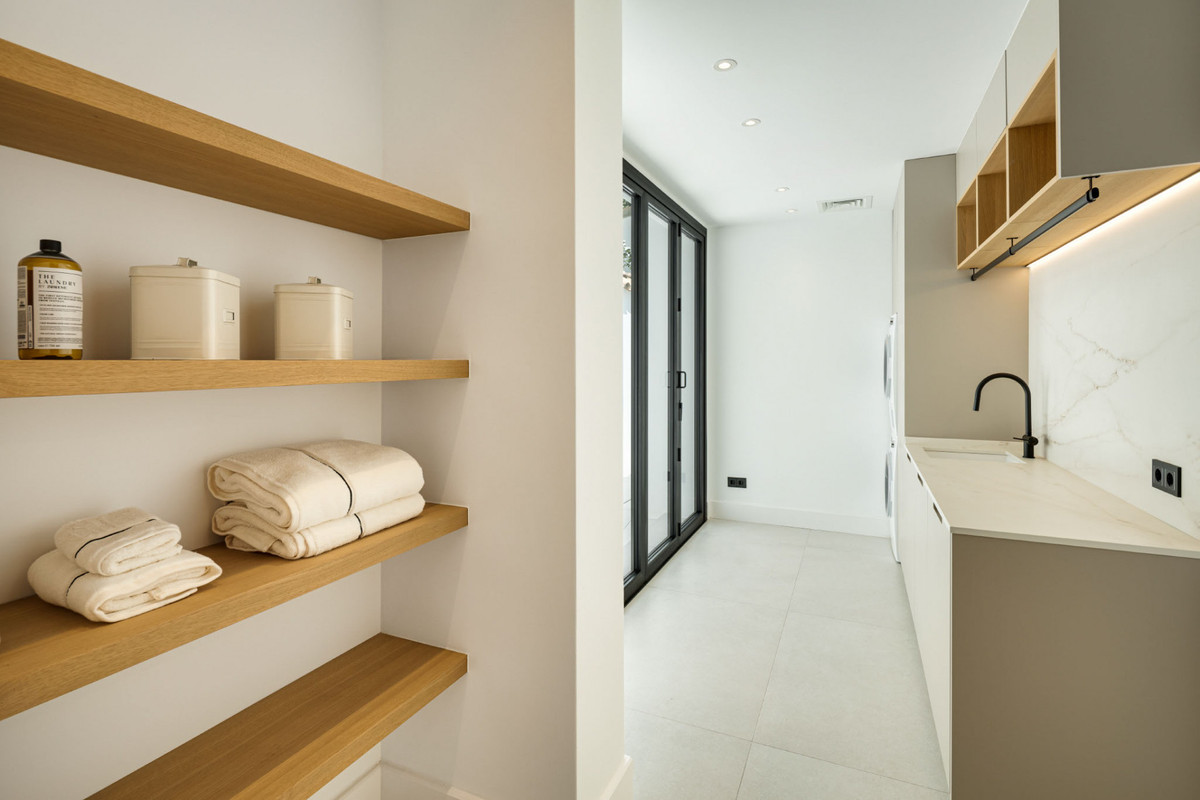 5 Bed Townhouse for sale in Benahavís Costa Del Sol, Málaga, Spain
