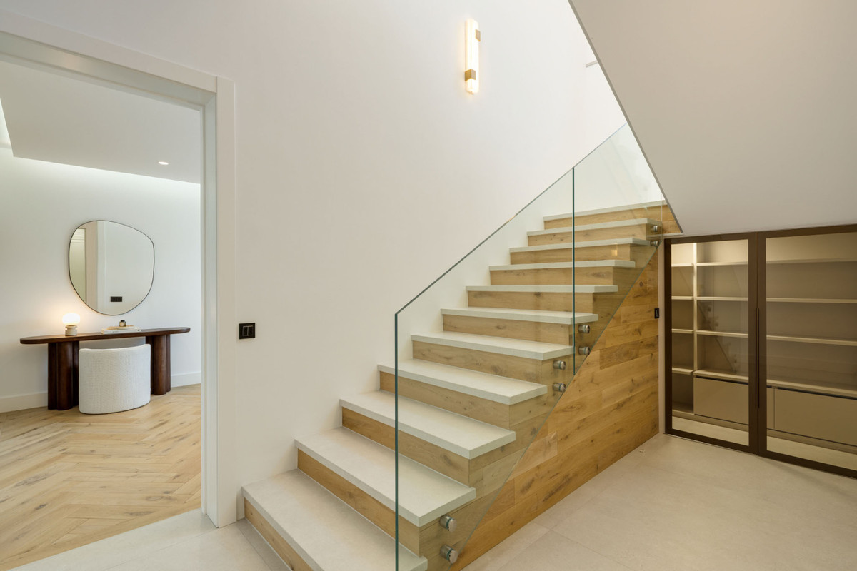5 Bed Townhouse for sale in Benahavís Costa Del Sol, Málaga, Spain
