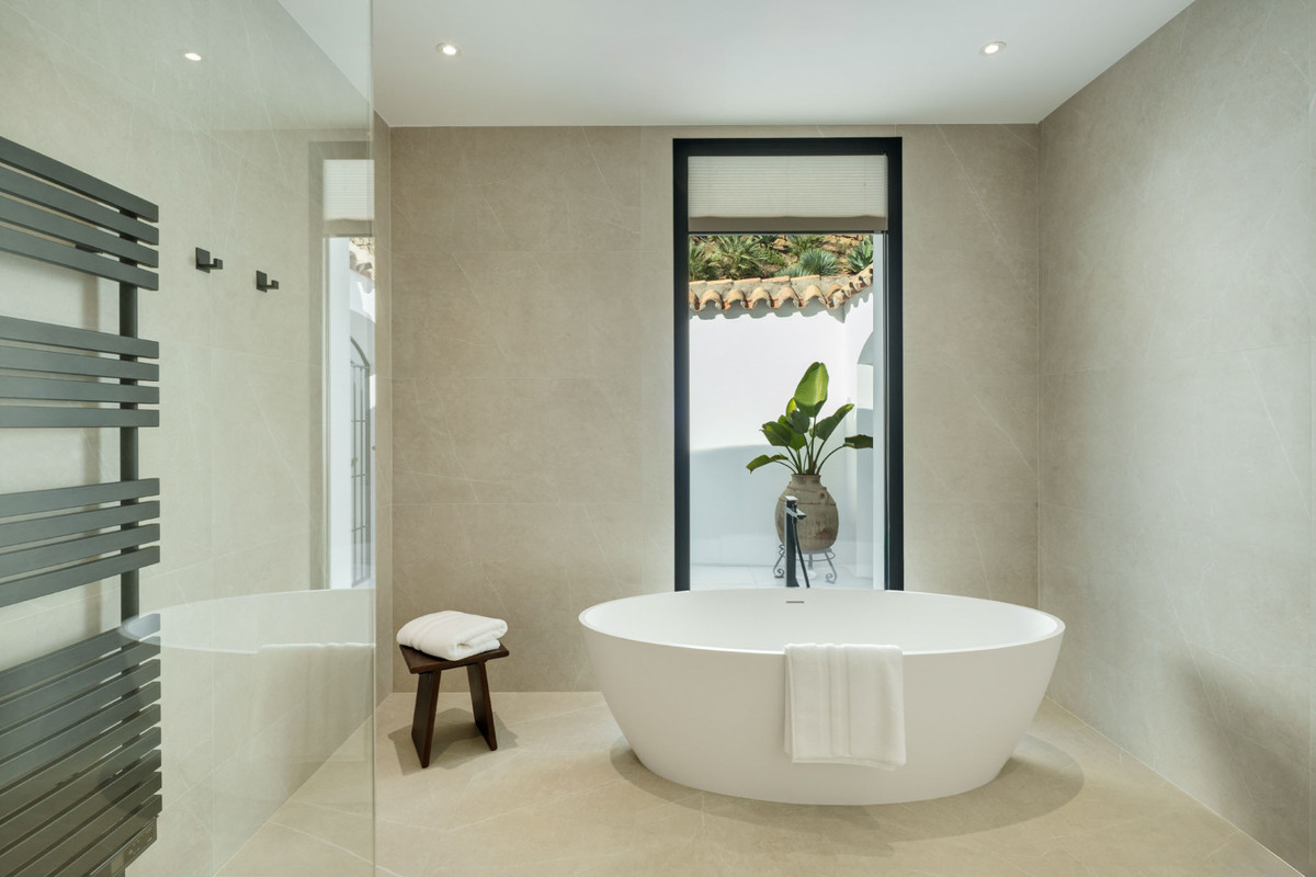 5 Bed Townhouse for sale in Benahavís Costa Del Sol, Málaga, Spain
