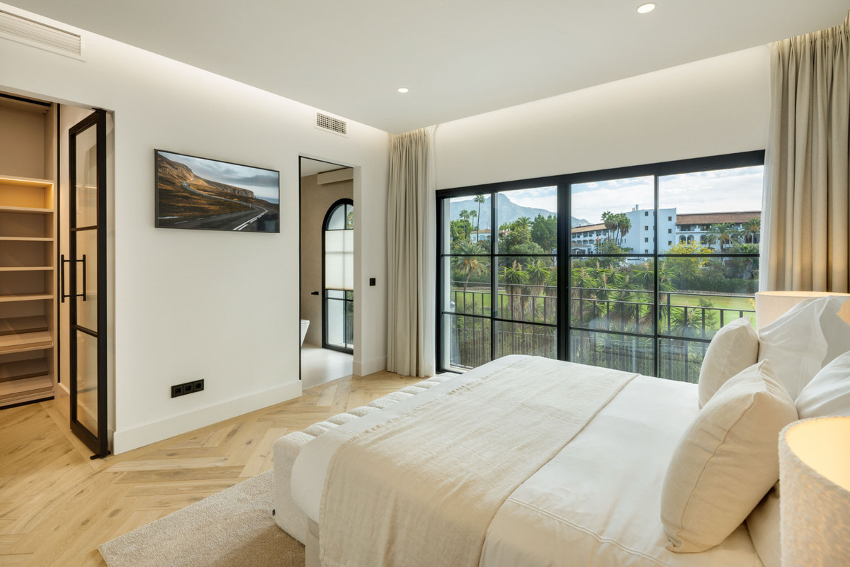 5 Bed Townhouse for sale in Benahavís Costa Del Sol, Málaga, Spain