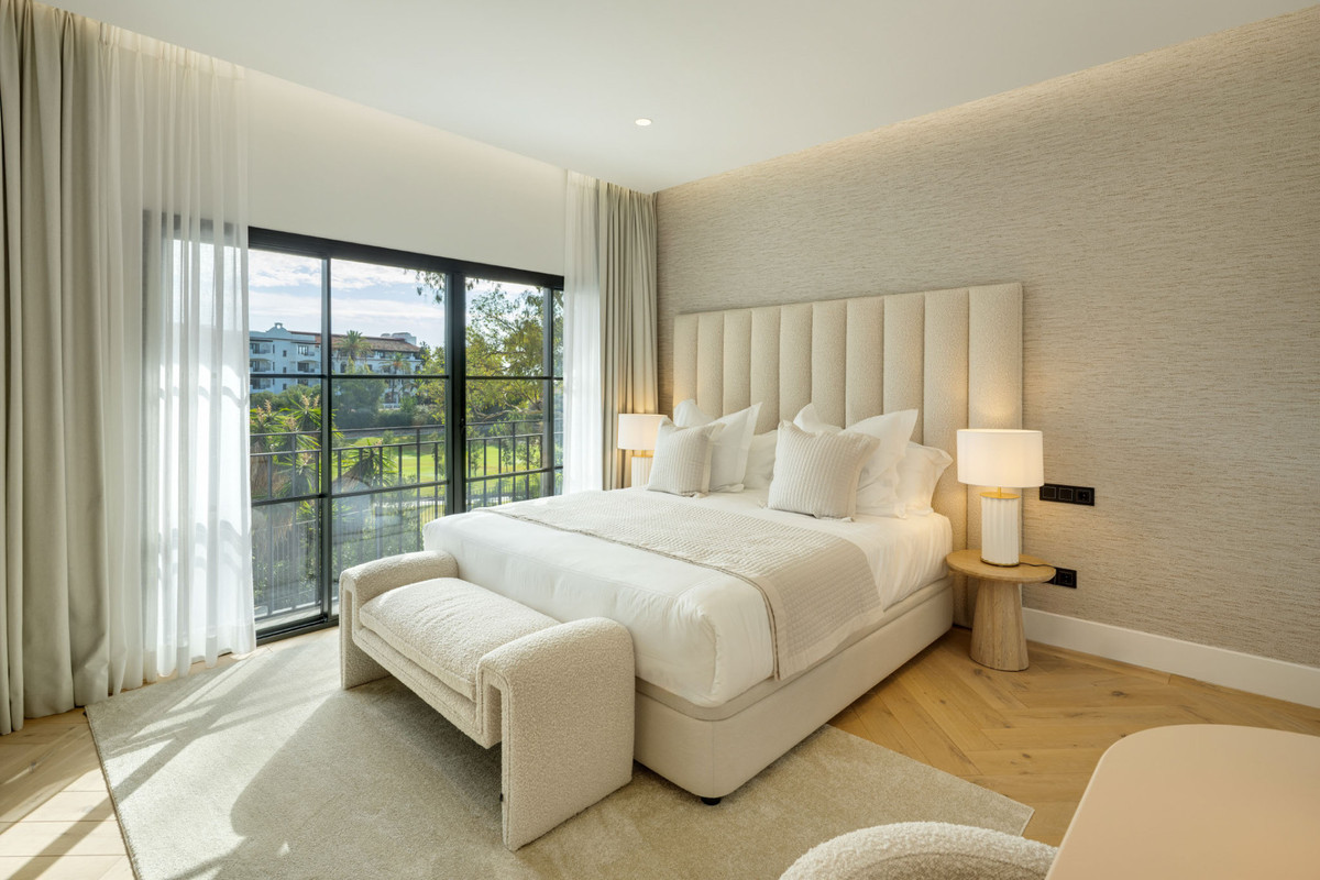 5 Bed Townhouse for sale in Benahavís Costa Del Sol, Málaga, Spain