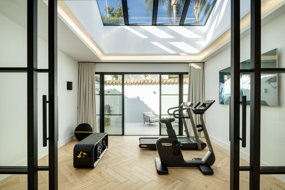 5 Bed Townhouse for sale in Benahavís Costa Del Sol, Málaga, Spain