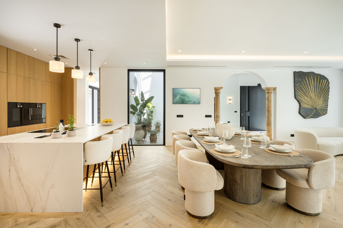 5 Bed Townhouse for sale in Benahavís Costa Del Sol, Málaga, Spain