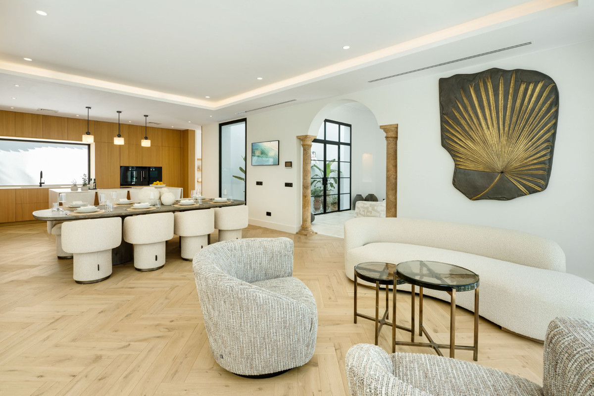 5 Bed Townhouse for sale in Benahavís Costa Del Sol, Málaga, Spain