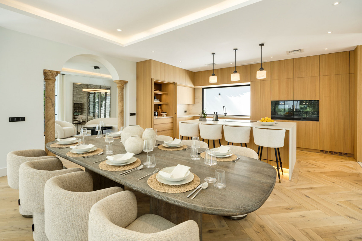 5 Bed Townhouse for sale in Benahavís Costa Del Sol, Málaga, Spain