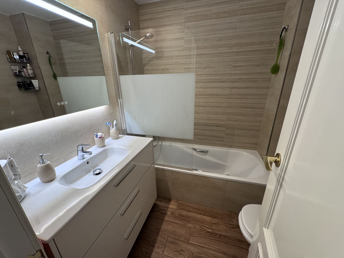 4 Bed Apartment for sale in Estepona Costa Del Sol, Málaga, Spain