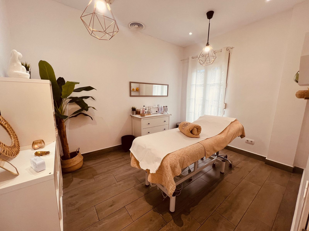 4 Bed Commercial unit for sale in Estepona Costa Del Sol, Málaga, Spain