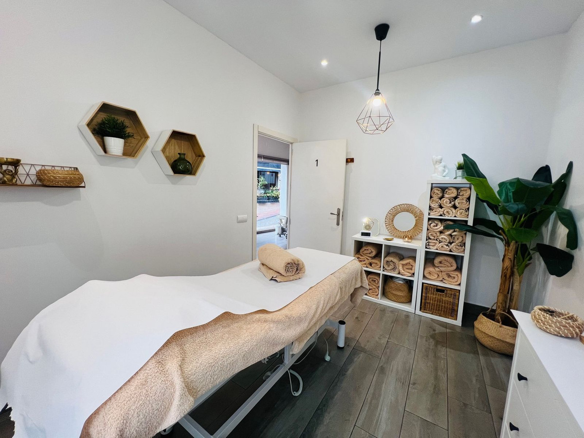 4 Bed Commercial unit for sale in Estepona Costa Del Sol, Málaga, Spain