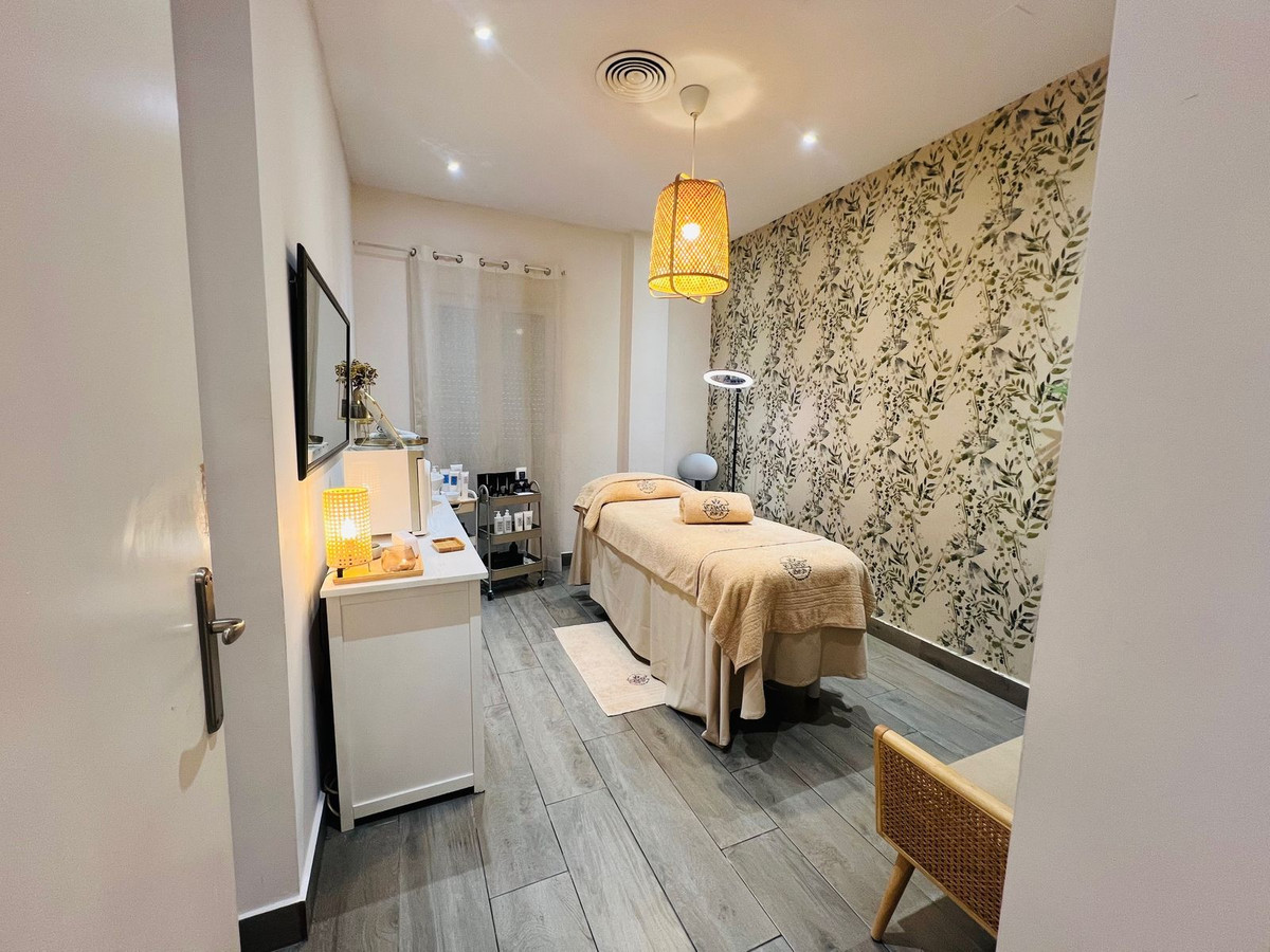 4 Bed Commercial unit for sale in Estepona Costa Del Sol, Málaga, Spain