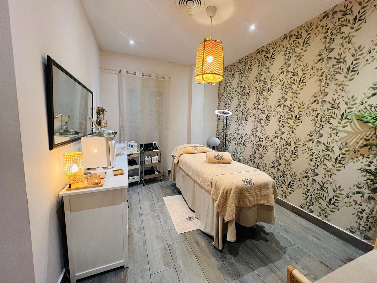 4 Bed Commercial unit for sale in Estepona Costa Del Sol, Málaga, Spain