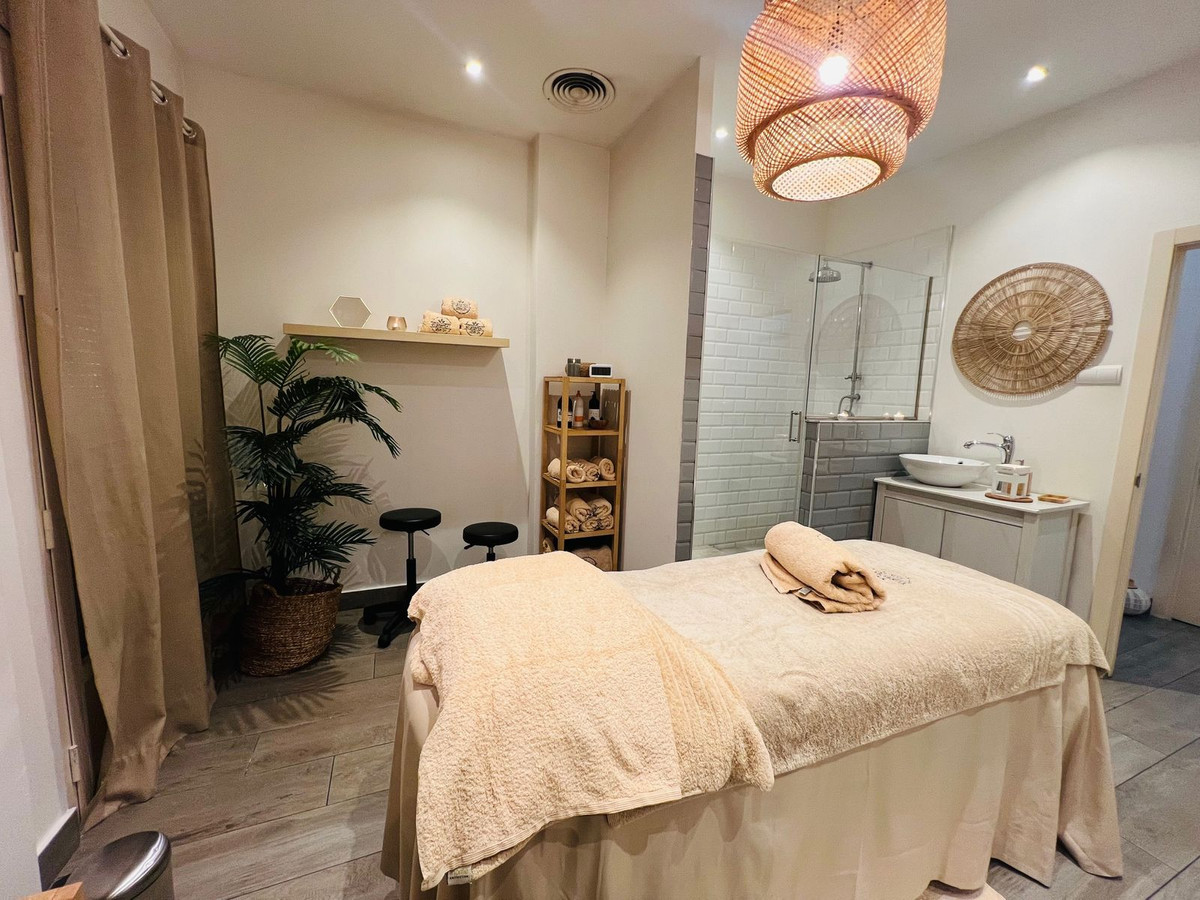 4 Bed Commercial unit for sale in Estepona Costa Del Sol, Málaga, Spain