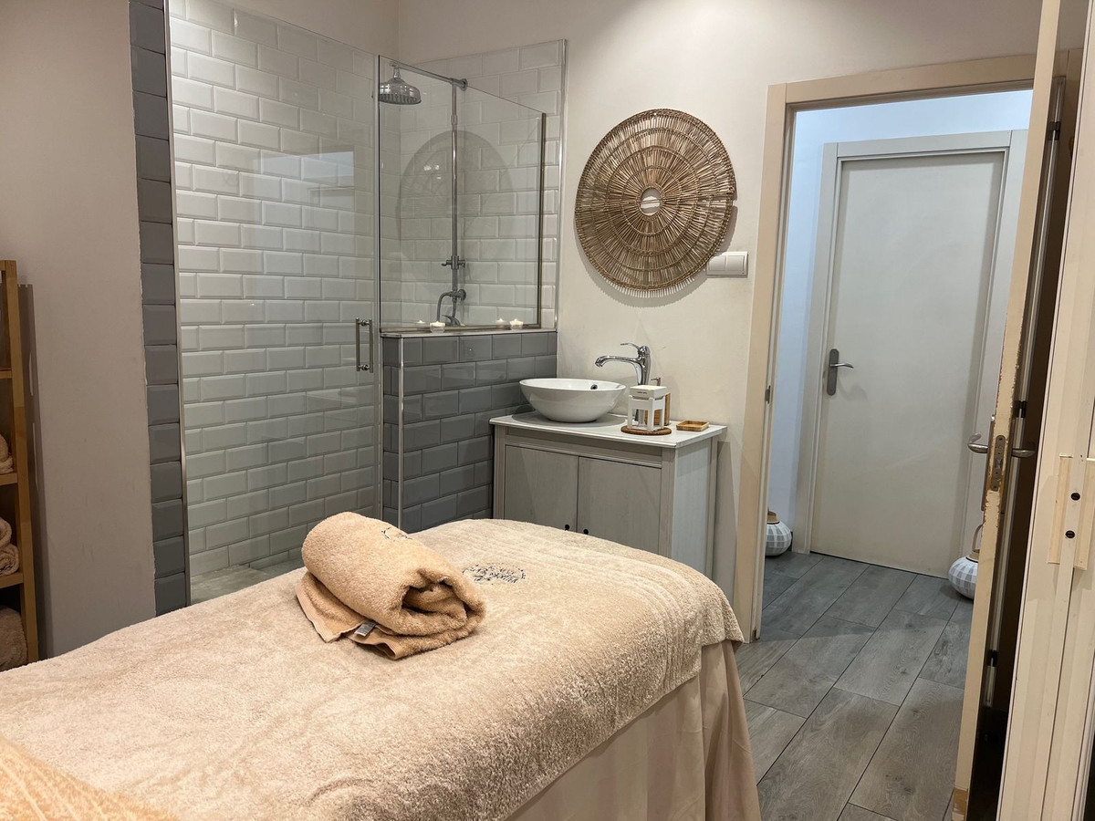 4 Bed Commercial unit for sale in Estepona Costa Del Sol, Málaga, Spain