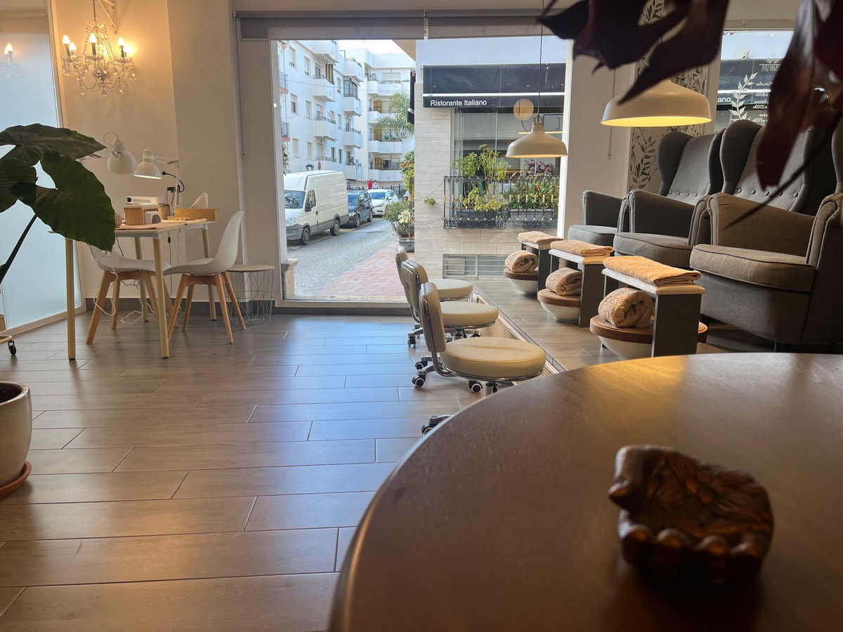 4 Bed Commercial unit for sale in Estepona Costa Del Sol, Málaga, Spain