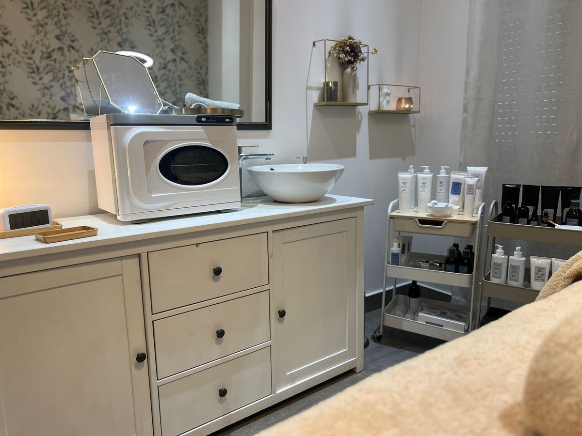 4 Bed Commercial unit for sale in Estepona Costa Del Sol, Málaga, Spain