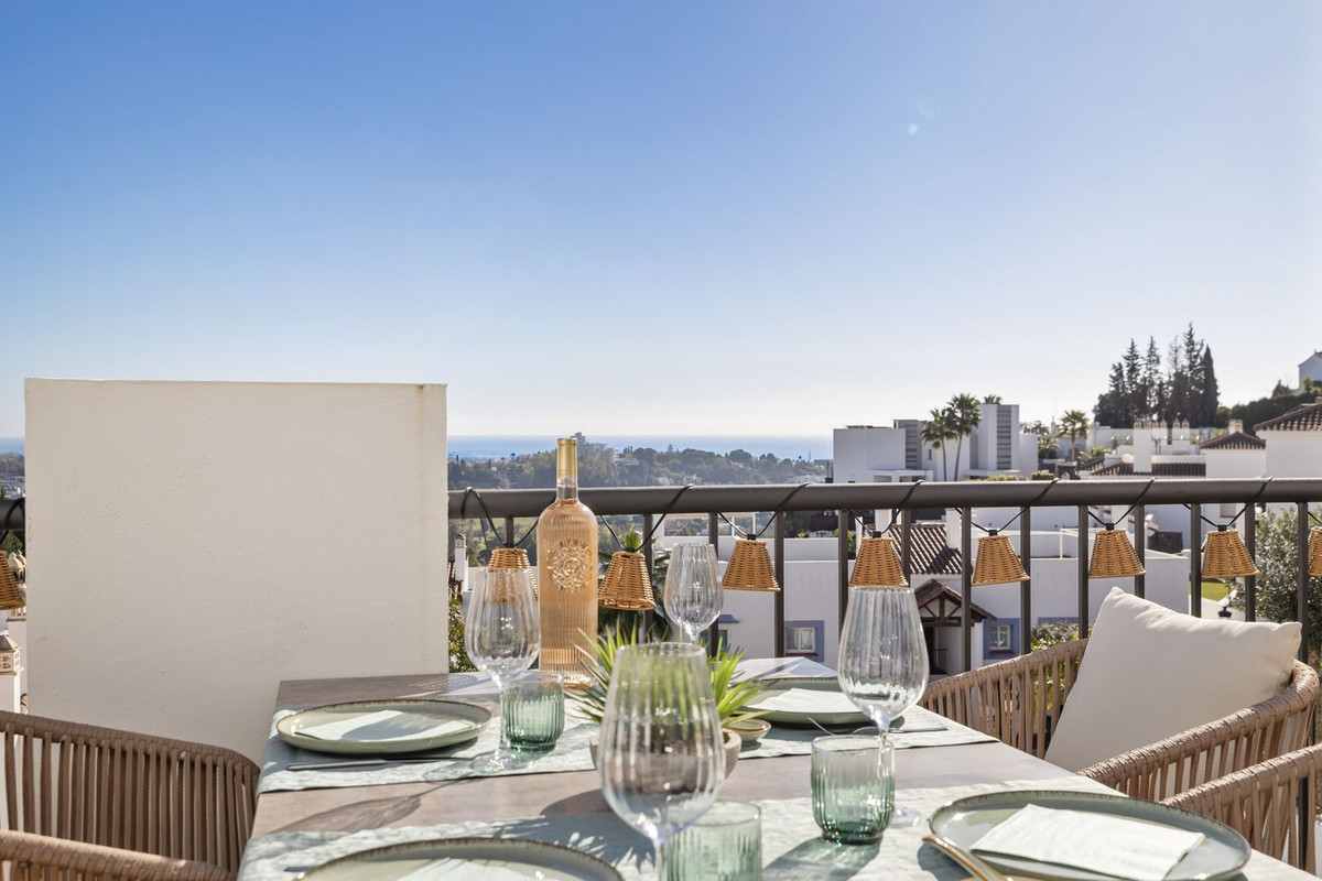 3 Bed Apartment for sale in El Paraiso Costa Del Sol, Málaga, Spain