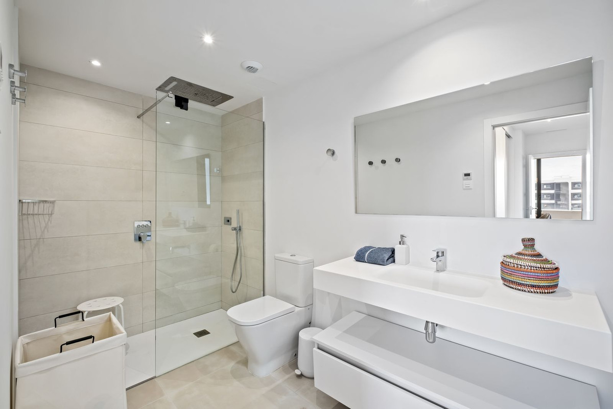 Se vende Apartamento Planta Media de 2 dormitorios en Costa Del Sol, Málaga, España