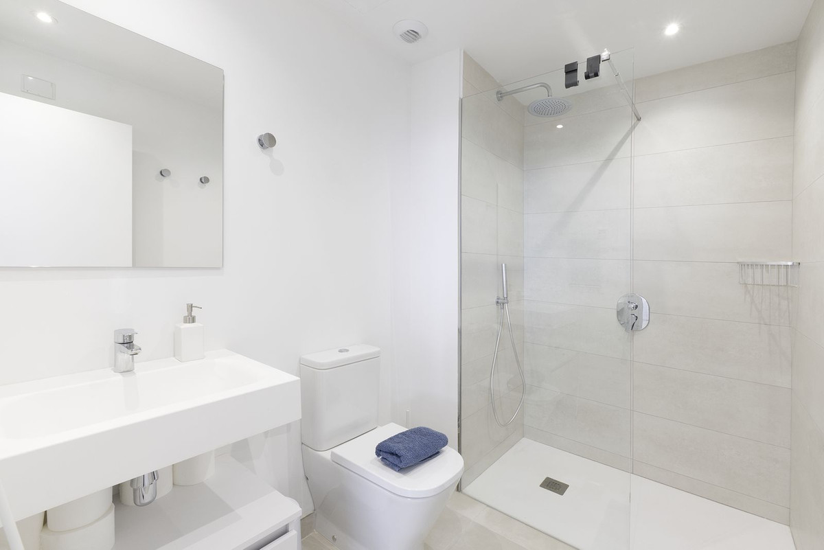 Se vende Apartamento Planta Media de 2 dormitorios en Costa Del Sol, Málaga, España
