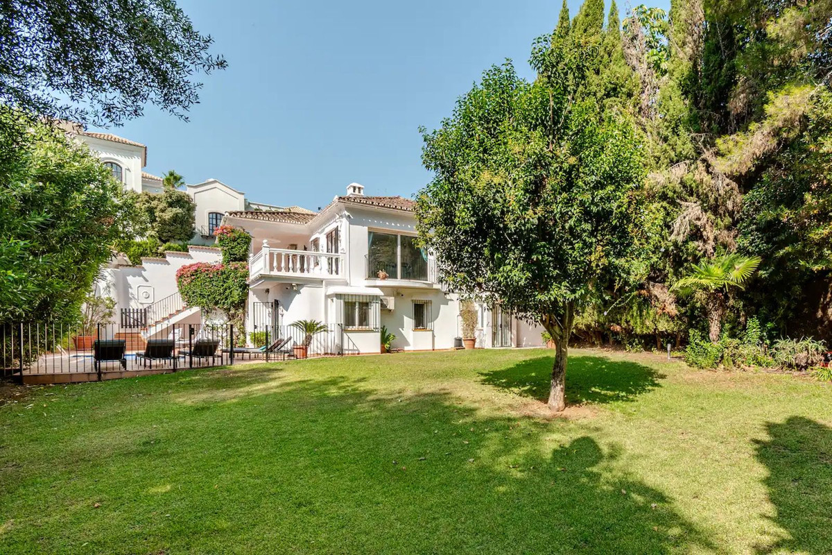 4 Bed Townhouse for sale in Nagüeles Costa Del Sol, Málaga, Spain