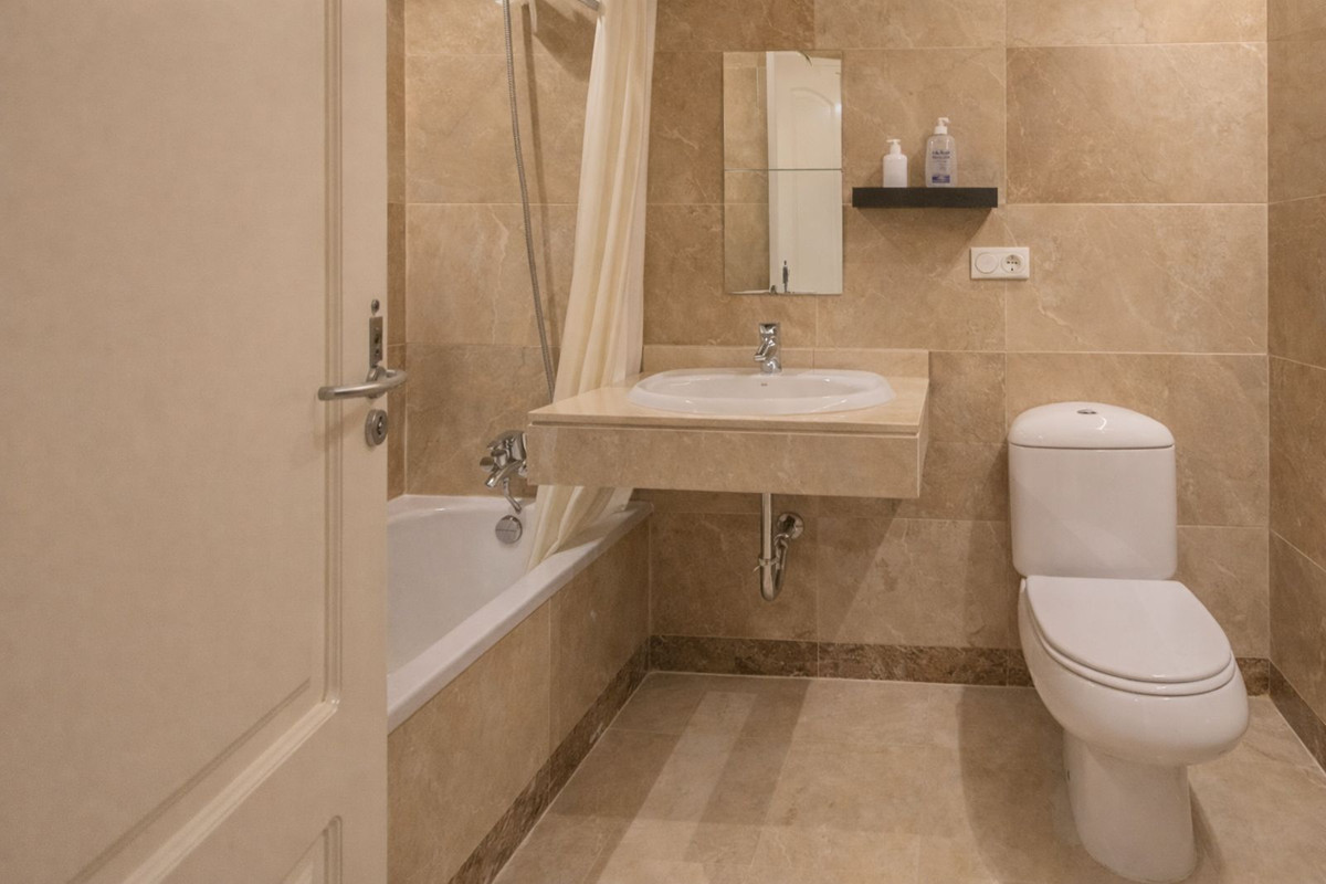 Se vende Apartamento Planta Baja de 2 dormitorios en Costa Del Sol, Cadiz, España