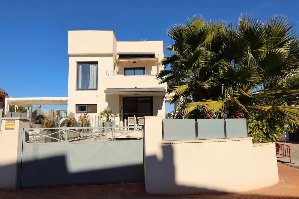 Se vende Villa - Chalet de 3 dormitorios en Costa Blanca, Alicante, España