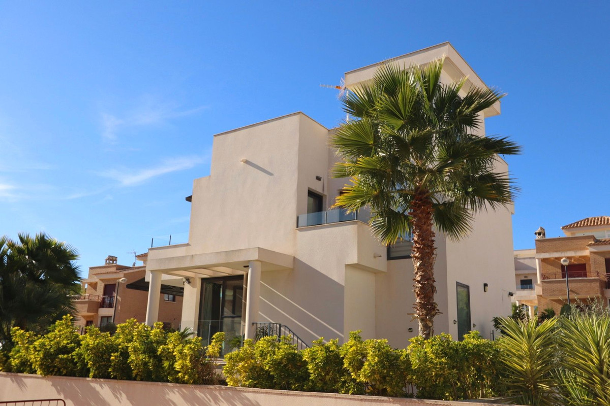 Se vende Villa - Chalet de 3 dormitorios en Costa Blanca, Alicante, España