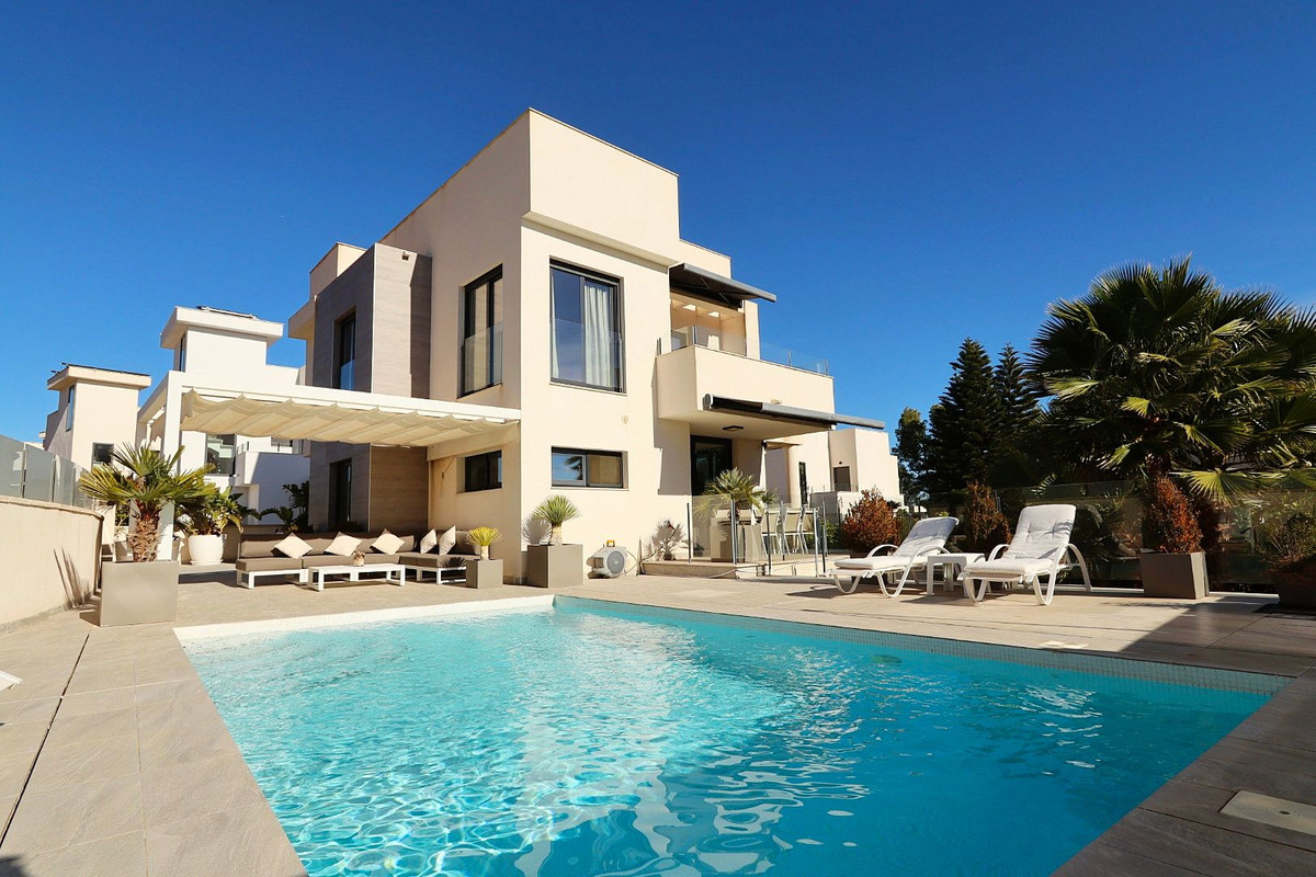 Se vende Villa - Chalet de 3 dormitorios en Costa Blanca, Alicante, España