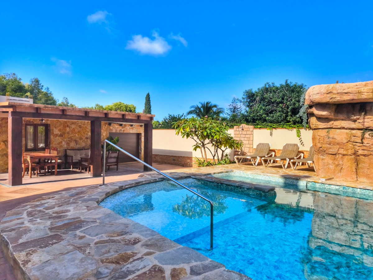 Se vende Villa - Chalet de 4 dormitorios en Costa Blanca, Alicante, España