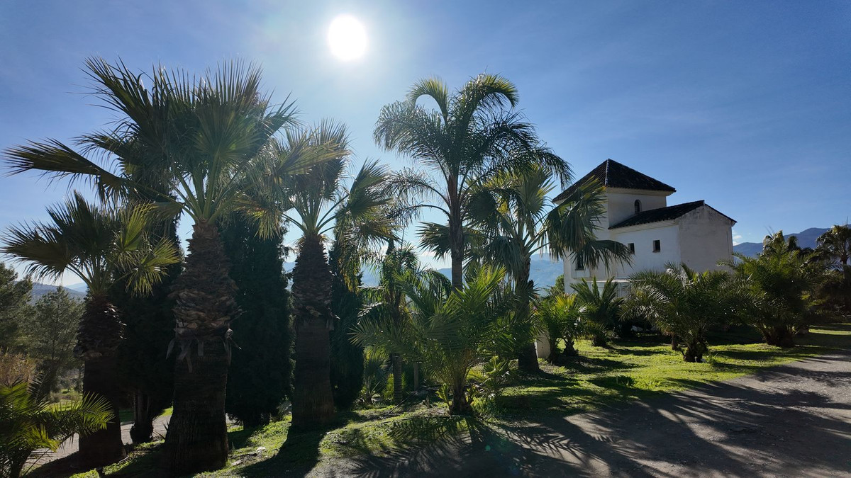 17 Bed Commercial unit for sale in Tolox Costa Del Sol, Málaga, Spain