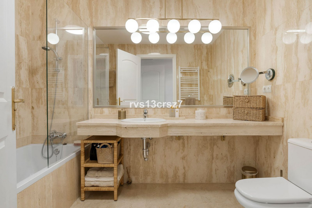Se vende Apartamento Planta Media de 3 dormitorios en Costa Del Sol, Málaga, España
