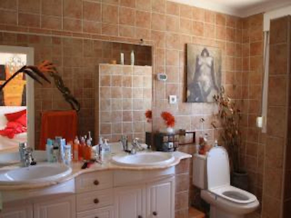 5 Bed Townhouse for sale in Calahonda Costa Del Sol, Málaga, Spain