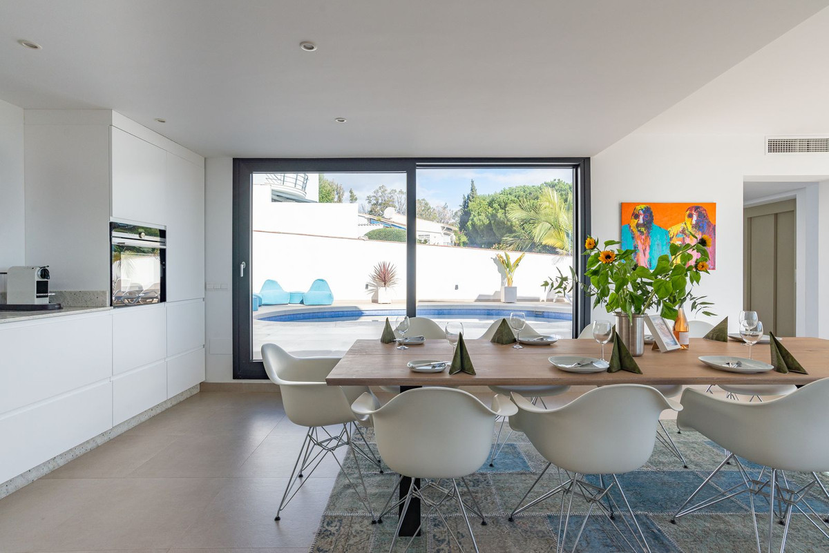 Se vende Villa - Chalet de 6 dormitorios en Costa Del Sol, Málaga, España